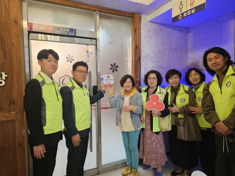 연수구 청학동지역사회보장협의체는 지난 12일 ‘지금종합환경’과 ‘스타쏭노래연습장에 착한가게 현판을 전달했다
